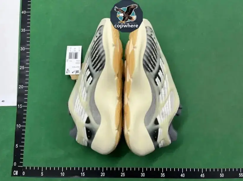 Yeezy Boost 700 v3 vista 2
