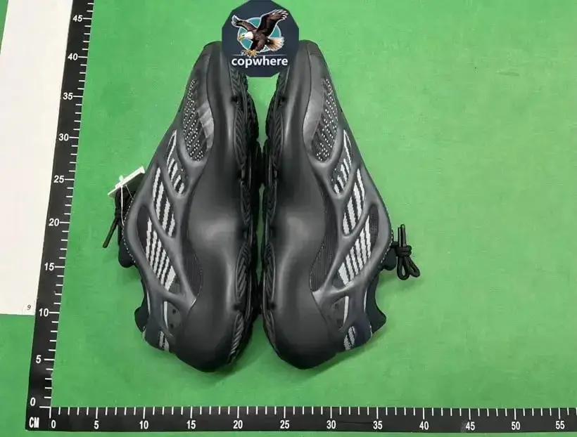 Yeezy Boost 700 v3 vista 3