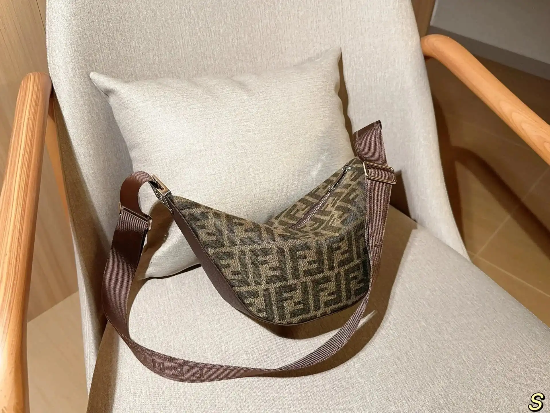 FENDI FF Logo Belt Bag [39 styles] vista 2