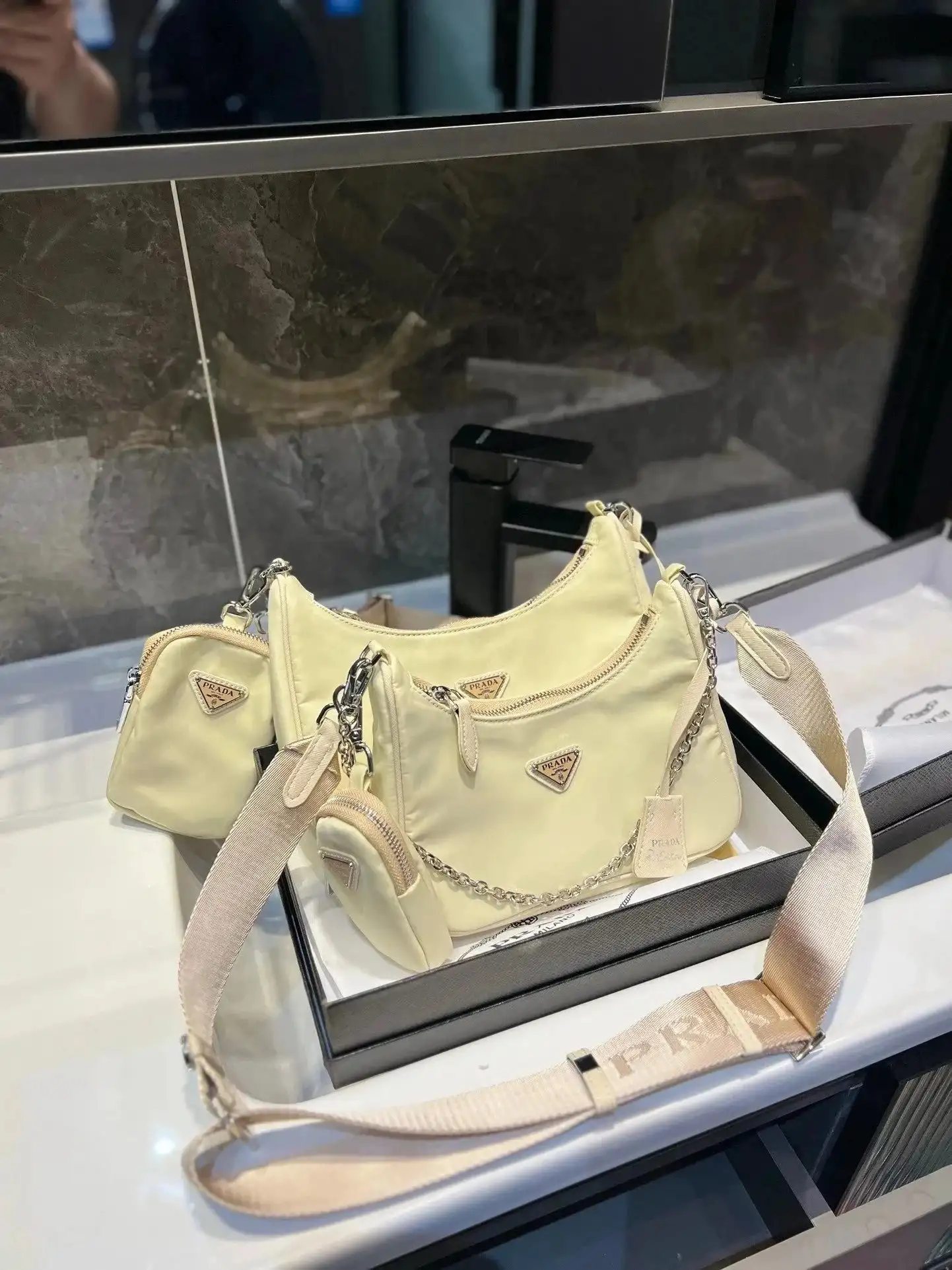 Prada Shoulder Bag vista 2