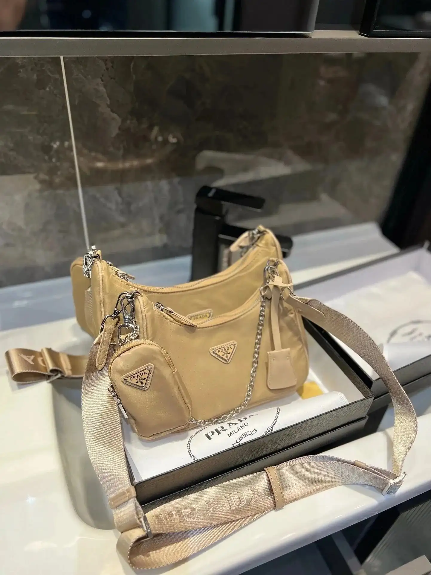 Prada Shoulder Bag vista 4