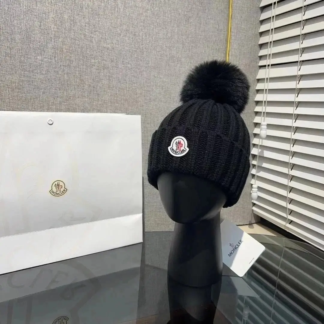 Ver las 4 fotos Moncler Beanie
