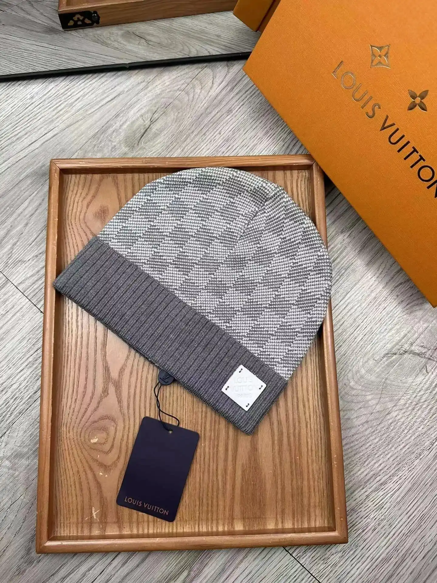 Louis Vuitton Damier Beanie Knitted Hat [28+ Styles] vista 2