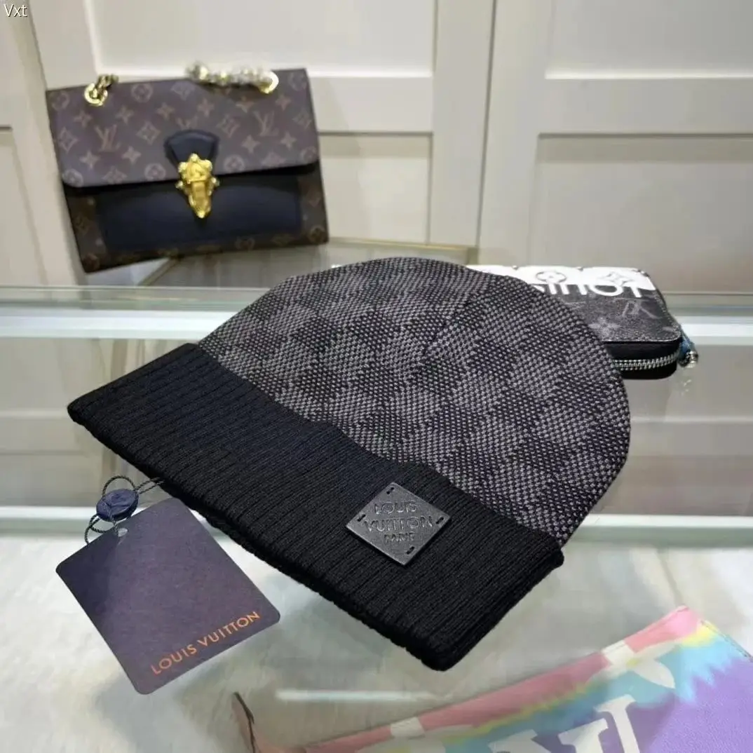 Louis Vuitton Damier Beanie Knitted Hat [28+ Styles] vista 4