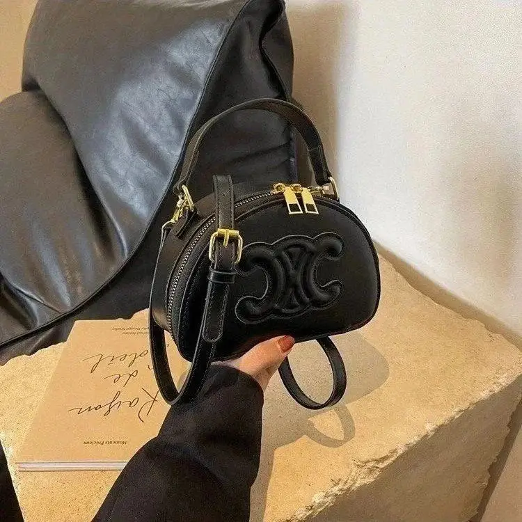 Celine Triomphe Half Moon Single Shoulder Handbag vista 4