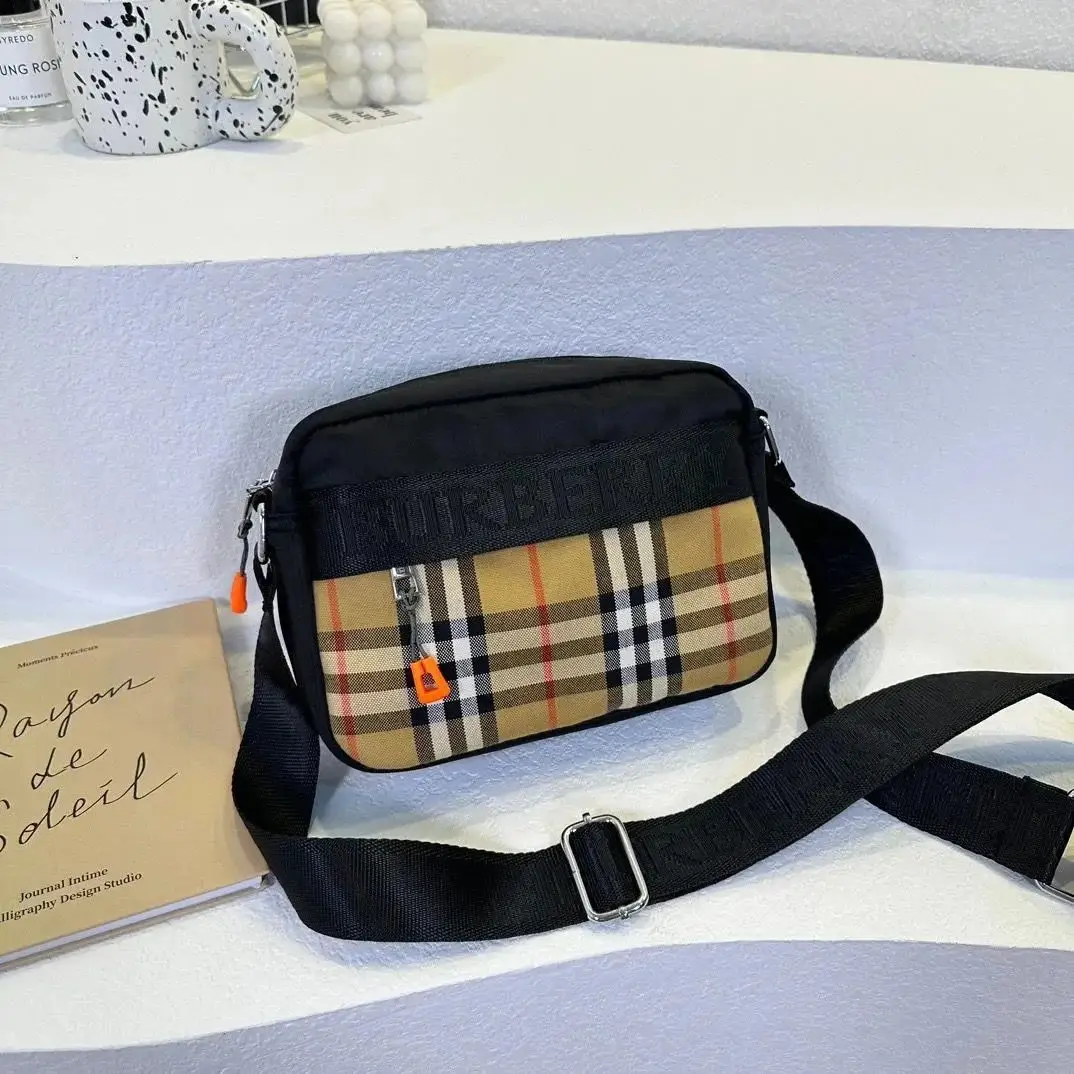 Burberry Vintage Check Messenger Bag [4 styles] vista 3