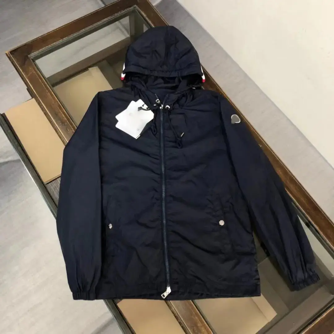 Ver las 4 fotos Moncler Hooded Down Jacket