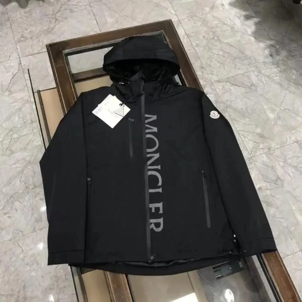 Moncler Hooded Down Jacket vista 3