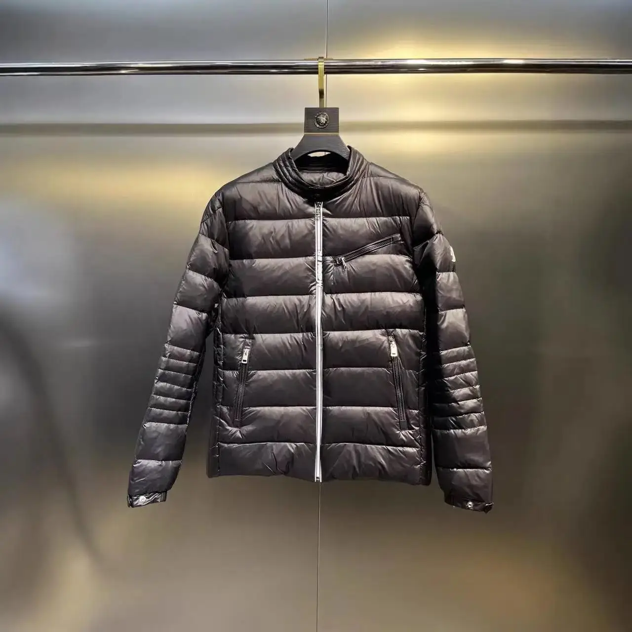 Ver las 4 fotos Moncler down jacket