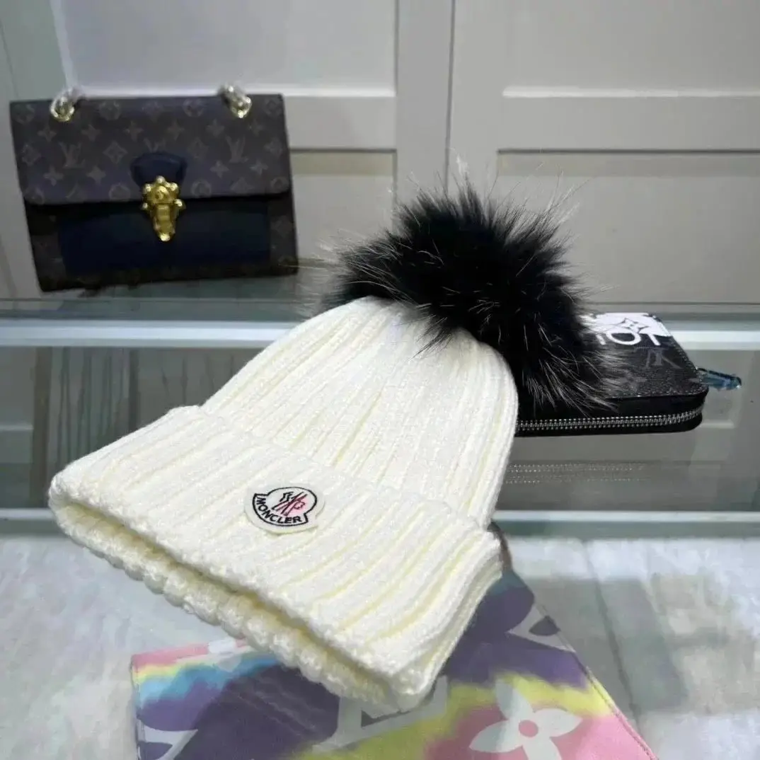 Ver las 4 fotos Moncler Beanie (37 style)