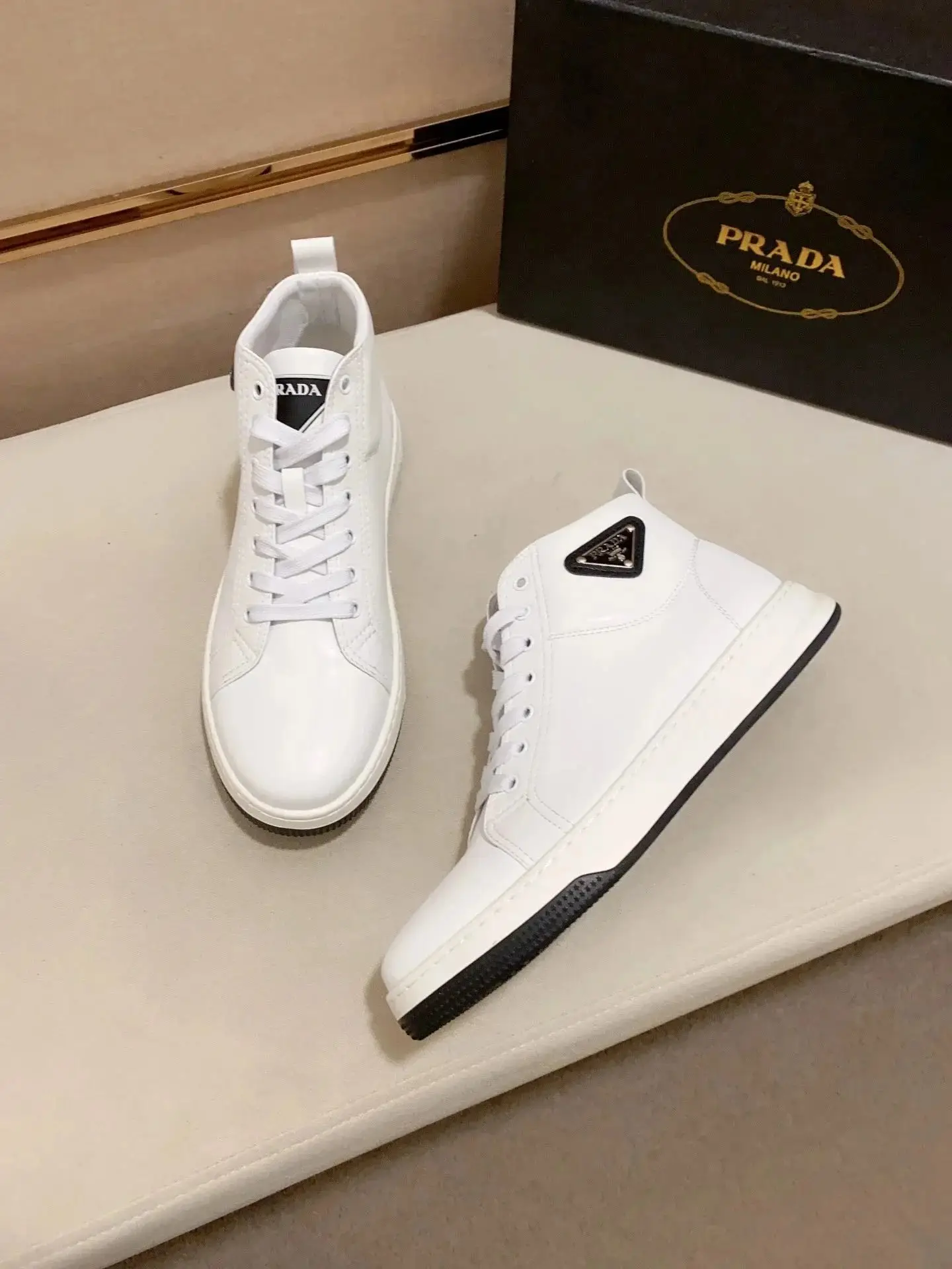 Prada Linea Rossa Sneakers vista 2