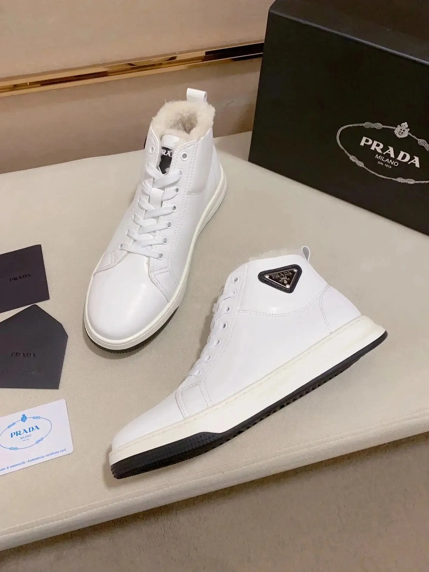Prada Linea Rossa Sneakers vista 3