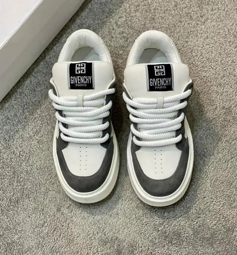 Givenchy B22 Sneakers and Slip-Ons [Casual Shoes] vista 3