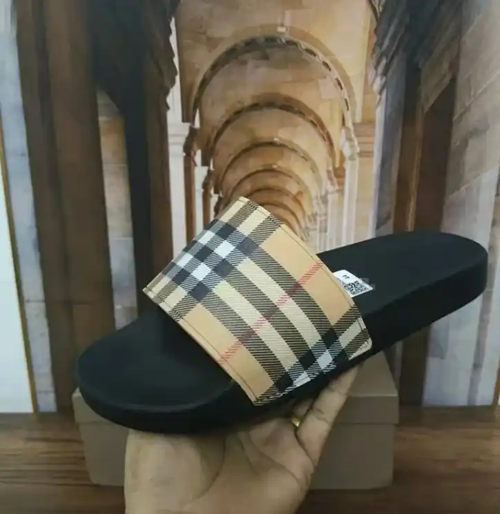 Ver las 4 fotos Burberry&Yeezy Slides