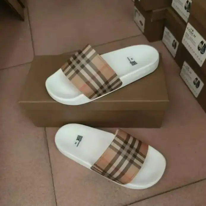 Burberry&Yeezy Slides vista 4