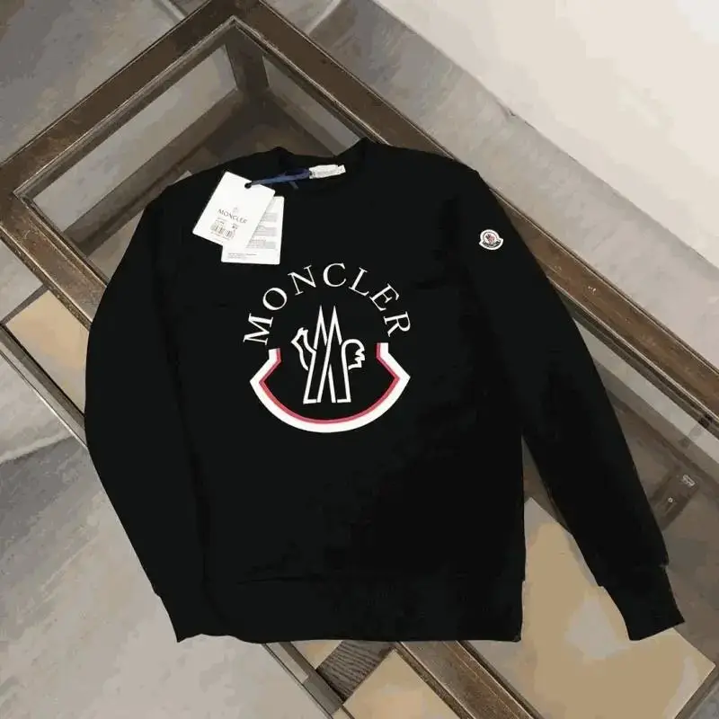 Ver las 4 fotos Moncler Men's Black Logo Sweatshirt - Comfortable and Stylish