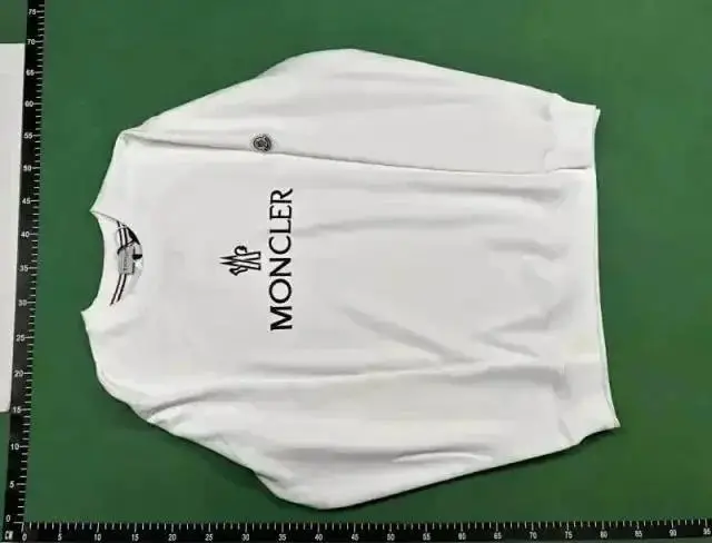 Moncler Men's Black Logo Sweatshirt - Comfortable and Stylish vista 4