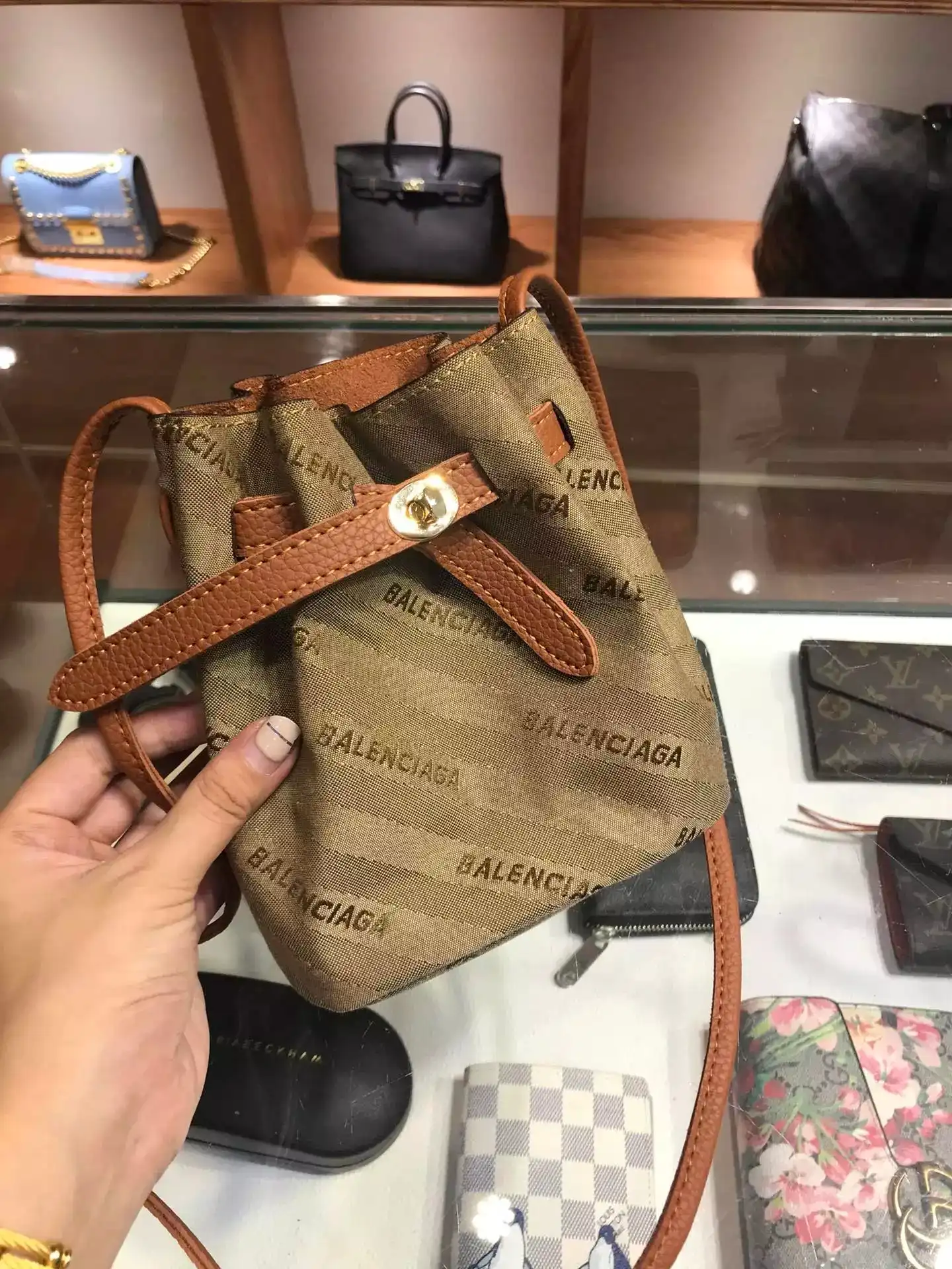 Balenciaga Bucket Bag [10 styles] vista 3