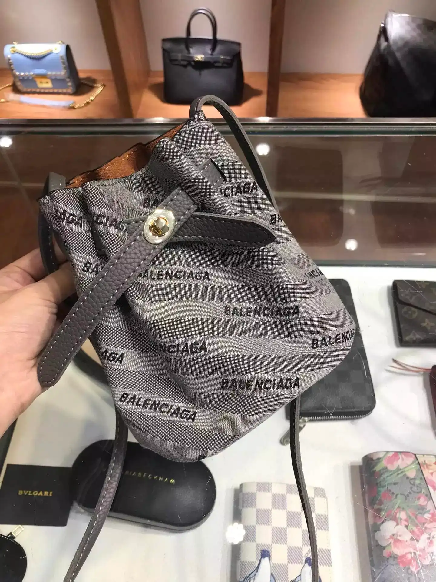 Balenciaga Bucket Bag [10 styles] vista 4