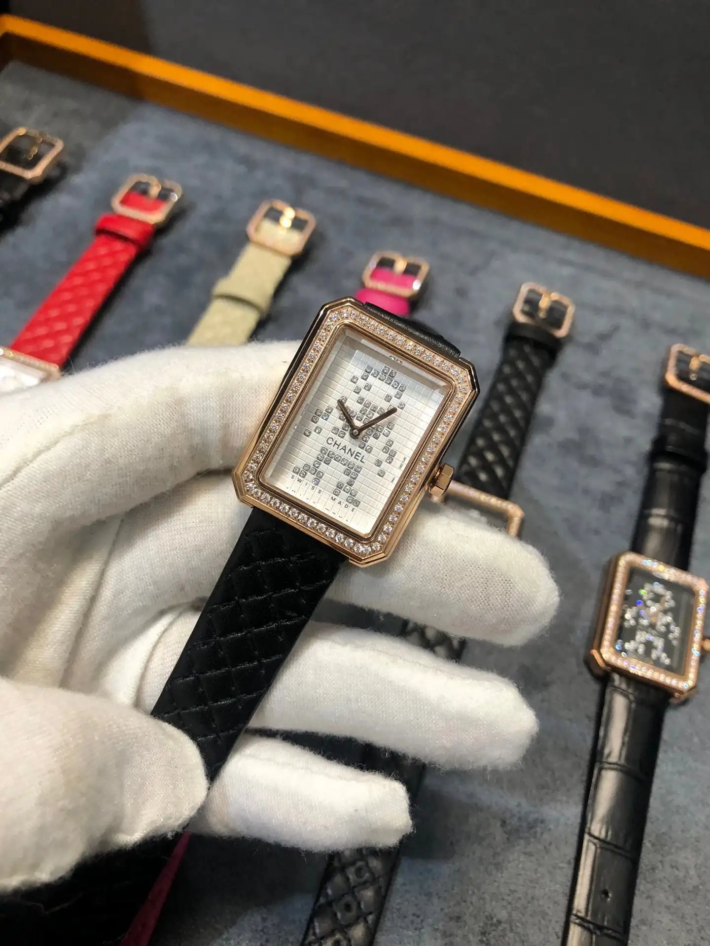 Chanel Quartz Watch [2 styles] vista 4