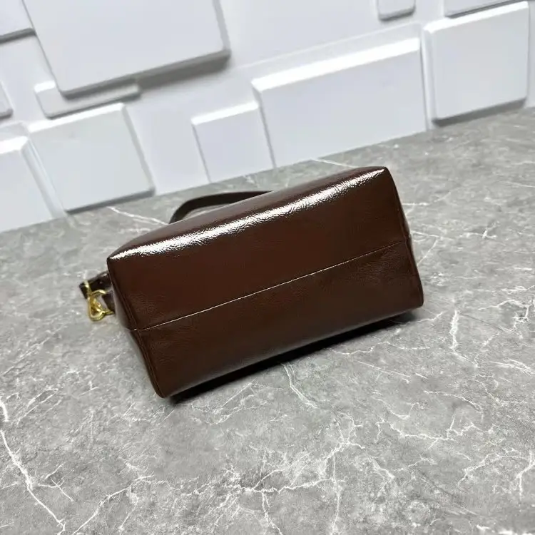 Miu Miu Chain Bag [2 styles] vista 2